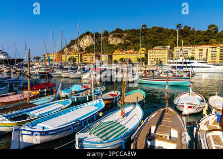 Nice, France - 5 août 2022 : joli port avec yachts, bateaux et pierces dans le port de Nice et le quartier de la marina avec colline du Château de Colline Banque D'Images