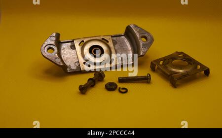 Pièces de l'ancien magnétophone sur fond jaune Banque D'Images