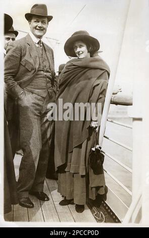 1922 , 22 May , NEW YORK , Etats-Unis: La danseuse révolutionnaire américaine ISADORA DUNCAN ( San Francisco 1878 - Nice , France 1927 ) arrive sur Transatlantic Lafayette aux Etats-Unis, Avec mari le poète gays russe Sergei Esenin - DANSE - DANZA - ballerina - rivoluzionaria - avanguardia - avantgarde - sac - borsetta - chapeau - cappello - manteau - mantello - DANZA LIBERA - BALLETTO - TEATRO - POESIA - POETA - POÉSIE - BALLERINA - DANSEUSE - DANSEUSE - DIVA - DIVINA - AVANGUARDIA - THÉÂTRE - THÉÂTRE - moderno - MODERNISMO - MODERNISME - Transatlantico - nef - marine - bateau --- Archivio GBB Banque D'Images