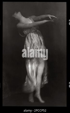 1916 CA , Etats-Unis : la danseuse révolutionnaire américaine ISADORA DUNCAN ( 1878 - 1927 ) , fondatrice de Free Dance , mariée au poète gay russe Sergei Esenin , amant du directeur du théâtre Gordon Craig . Photo d'Arnold Genthe ( 1869 - 1942 ). - DANSE - DANZA - ballerina - rivoluzionaria - avanguardia - avantgarde - DANZA LIBERA - BALLETTO - TEATRO - BALLERINA - DANSEUSE - DIVA - DIVINA - AVANGUARDIA - THÉÂTRE - THÉÂTRE - moderno - MODERNISMO - MODERNISME --- ArchiGBB Banque D'Images