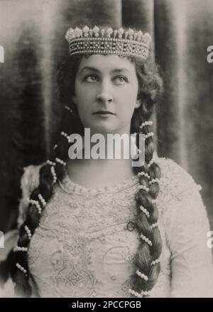 1895 CA, New York , Etats-Unis : la célèbre soprano américaine Emma EAMES ( 1865 - 1962 ) à LOHENGRIN par Richard Wagner . Elle s'est mariée deux fois, d'abord à un peintre, Julian Story , puis à la célèbre baryton de concert Emilio de Gogorza , avec qui elle a fait quelques enregistrements de duets . - CANTANTE LIRICA - OPÉRA - MUSICA CLASSICA - classique - Théâtre - teatro - Portrait - ritrato - DIVA - DIVINA - THÉÂTRE - THÉÂTRE - TEATRO - OPÉRA - cantte lirica - classica - classique - corona - couronne - diadema - perles - perla - perle - Treccie ---- Archivio GBB Banque D'Images