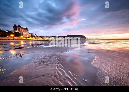 Lever de soleil sur Scarborough South Bay, North Yorkshire Banque D'Images