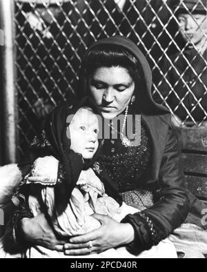 1905 , New York , Etats-Unis : ' la Madonna italienne ' , photo prise à Ellis Island , NY par le célèbre photographe américain et sociologue LEWIS HINE ( 1874 - 1940 ). Hine a utilisé son appareil photo comme outil de réforme sociale. - ÉMIGRANTS - EMIGRAZIONE - EMIGRANTE - EMIGLANTI ITALIANI NEGLI STATI UNITI d'AMÉRIQUE - ITALIA - FOTO STORICHE - HISTOIRE - portrait - ritrato - IMMIGRANTS aux Etats-Unis - Immigranti - mamma - madre - mère et fille - figlia - bambina - bambini - bambini - BAMBINA - BAMBINO - INFERIA ENFANCE - enfant - enfants - collier doré - collana d'oro - Foulard - contadina - contadini - paysans - cos Banque D'Images