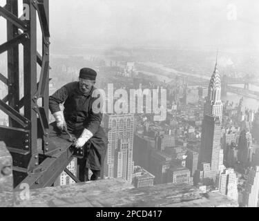 1930 , New York , NY , USA : ' Old-timer, -- suivre les garçons . Beaucoup de travailleurs structurels sont au-dessus de l'âge moyen. Empire State Building ', photo prise par le célèbre photographe américain et sociologue LEWIS HINE ( 1874 - 1940 ) pour l'Administration des projets de travail. Des États-Unis gouvernent. Hine a utilisé son appareil photo comme outil de réforme sociale. - VIEIL HOMME ANCIEN - UOMO ANZIANO VECCHIO - LAVORO - TRAVAIL - LAVORATORE - TRAVAILLEUR - OPERAIO - CLASSE OPERAIA LAVORATRICE - CLASSE DE TRAVAIL - OPERAI - LAVORATORI - LAVORO IN CANTIERE - TRAVI D'ACCIAIO - ACIER - FER - GRATTACIELO - TVIGINE - PANORAMA - VERTIGO - PANORAMA Banque D'Images