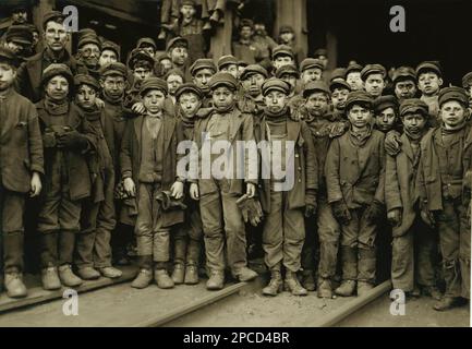 1911 , janvier, South Pittston , Pennsylvanie , États-Unis :Breaker Boys travaillant à Ewen Breaker of Pennsylvania Coal Co Mines de charbon . D'une série de photographies du travail des enfants aux États-Unis, pour le Comité national du travail des enfants , New York. Photo prise par le célèbre photographe et sociologue américain LEWIS HINE ( 1874 - 1940 ). Hine a utilisé son appareil photo comme outil de réforme sociale. - BAMBINI - MINIERA DI CARBONE - MINIERE - MINATORI - MINATORE - MINEURS - LAVORATORI - BAMBINO - TRAVAILLEURS POUR ENFANTS - USINE - ENFANCE - INKANZIA - LAVORO MINORILE - LAVORO - TRAVAIL - LAVORATORE - TRAVAILLEUR - OPERAIO Banque D'Images