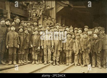 1911 , janvier, South Pittston , Pennsylvanie , États-Unis :Breaker Boys travaillant à Ewen Breaker of Pennsylvania Coal Co Mines de charbon . D'une série de photographies du travail des enfants aux États-Unis, pour le Comité national du travail des enfants , New York. Photo prise par le célèbre photographe et sociologue américain LEWIS HINE ( 1874 - 1940 ). Hine a utilisé son appareil photo comme outil de réforme sociale. - BAMBINI - MINIERA DI CARBONE - MINIERE - MINATORI - MINATORE - MINEURS - LAVORATORI - BAMBINO - TRAVAILLEURS POUR ENFANTS - USINE - ENFANCE - INKANZIA - LAVORO MINORILE - LAVORO - TRAVAIL - LAVORATORE - TRAVAILLEUR - OPERAIO Banque D'Images