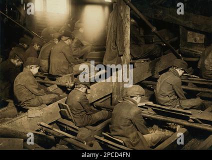 1911 , janvier, South Pittston , Pennsylvanie , Etats-Unis : Breaker Boys travaillant à Ewen Breaker of Pennsylvania Coal Co Mines de charbon . La poussière était si dense à certains moments qu'elle obscurcit la vue. Cette poussière pénètre le plus grand renfoncement des poumons du garçon . D'une série de photographies du travail des enfants aux États-Unis, pour le Comité national du travail des enfants , New York. Photo prise par le célèbre photographe et sociologue américain LEWIS HINE ( 1874 - 1940 ). Hine a utilisé son appareil photo comme outil de réforme sociale. - BAMBINI - MINIERA DI CARBONE - MINIERE - MINATORI - MINATORE - MINEURS - LAVORATORI - BAMBINO - C Banque D'Images