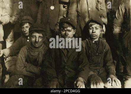 1911 , janvier, South Pittston , Pennsylvanie , Etats-Unis : Breaker Boys travaillant à Ewen Breaker of Pennsylvania Coal Co Mines de charbon . La plus petite est Sam Belloma ( ou Sam Bellona ), Pine Street . D'une série de photographies du travail des enfants aux États-Unis, pour le Comité national du travail des enfants , New York. Photo prise par le célèbre photographe et sociologue américain LEWIS HINE ( 1874 - 1940 ). Hine a utilisé son appareil photo comme outil de réforme sociale. - BAMBINI - MINIERA DI CARBONE - MINIERE - MINATORI - MINATORE - MINEURS - LAVORATORI - BAMBINO - ENFANTS TRAVAILLEURS - USINE - ENFANCE - INFANZIA - LAVO Banque D'Images