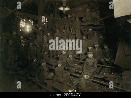 1911 , janvier, South Pittston , Pennsylvanie , États-Unis : Noon Hour in the Ewen Breaker, Pennsylvania Coal Co Brise-roches travaillant dans les mines de charbon . La poussière était si dense à certains moments qu'elle obscurcit la vue. Cette poussière pénètre le plus grand renfoncement des poumons du garçon . D'une série de photographies du travail des enfants aux États-Unis, pour le Comité national du travail des enfants , New York. Photo prise par le célèbre photographe et sociologue américain LEWIS HINE ( 1874 - 1940 ). Hine a utilisé son appareil photo comme outil de réforme sociale. - BAMBINI - MINIERA DI CARBONE - MINIERE - MINATORI - MINATORE - MINEURS - LAVORATOR Banque D'Images