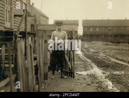 1911 , janvier, South Pittston , Pennsylvanie , Etats-Unis : Breaker Boys travaillant à Ewen Breaker of Pennsylvania Coal Co Mines de charbon . Tom Vitol ( aussi appelé Dominick Dekatis , IMMIGRE GRECQUE ) 76, rue Parsonage, Hughestown Borough Works in Breaker #9. Probablement âgé de moins de 14 ans. D'une série de photographies du travail des enfants aux États-Unis, pour le Comité national du travail des enfants , New York. Photo prise par le célèbre photographe et sociologue américain LEWIS HINE ( 1874 - 1940 ). Hine a utilisé son appareil photo comme outil de réforme sociale. - BAMBINI - MINIERA DI CARBONE - MINIERE - MINATORI - MINATO Banque D'Images