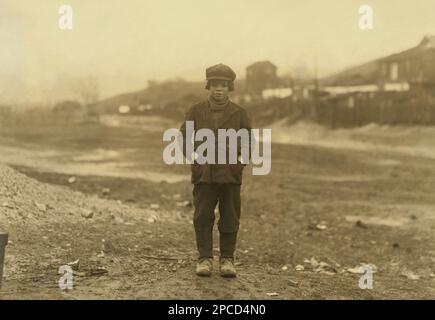 1911 , janvier, South Pittston , Pennsylvanie , Etats-Unis : Breaker Boys travaillant à Ewen Breaker of Pennsylvania Coal Co Mines de charbon . Angelo Rosa ( IMMIGRE ITALIENNE ), 142 Panama Street, Hughetstown Borough, un jeune qui travaille dans Breaker #9 Pennsylvania Co. Depuis quatre mois, a dit qu'il avait 13 ans, mais très douteux . Il a un frère, Tony, probablement de moins de 14 ans travaillant.d'une série de photos du travail des enfants aux États-Unis, pour le Comité national du travail des enfants , New York. Photo prise par le célèbre photographe et sociologue américain LEWIS HINE ( 1874 - 1940 ). Hine a utilisé son c Banque D'Images