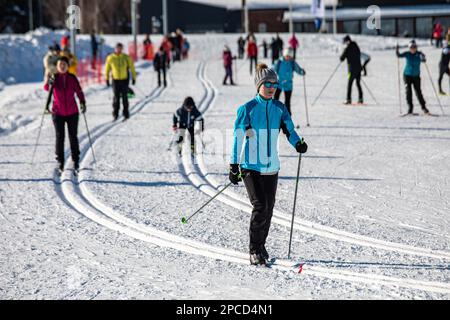 Ski de fond sur la piste de ski de Paloheinä lors d'une journée d'hiver ensoleillée à Helsinki, en Finlande Banque D'Images