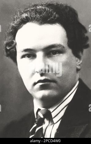 1930 CA, FRANCE : le compositeur de musique suisse-français ARTHUR HONEGGER ( 1892 - 1955 ) , membre DES SIX . Honneger a composé une variété d'œuvres comprenant des opéras , ballets , oratorios et musique d'orchestre et de chambre . Photo de Henri Manuel , Paris - MUSICA CLASSICA - CLASSIQUE - OPÉRA LIRICA - COMPOSIORE LIRICO - portrait - ritratto - MUSICISTA - MUSICA - BALLETTO - tie - Cravatta - col - colletto ---- ARCHIVIO GBB Banque D'Images