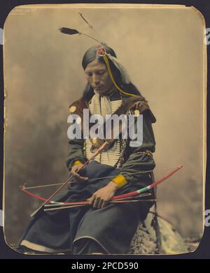 1899 , États-Unis : Native American CHIEF Bone collier , Chef du Conseil de OGLALA SIOUX . Photo de Heyn photo, Omaha , Nebrasca . - HISTOIRE - foto storiche - foto storica - Indiens - INDIANI d' AMÉRIQUE - PELLEROSSA - natifs américains - Indiens d'Amérique du Nord - Indiens d'Amérique du Nord - CAPO TRIBU' INDIANO - GUERRIERO - GUERRIER - portrait - ritrato - arco e freccie - stiffs - arciere - archer - SELVAGGIO OUEST - piuma - piume - plumes - --- Archivio GBB Banque D'Images