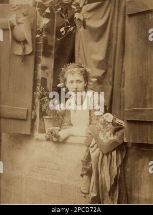 1885 environ , LAGO di COMO, ITALIE : Une jeune dame vêtue du costume traditionnel folklorique comme LUCIA MONDELLA , le rôle du roman italien le plus célèbre I PROMESSI SPOSI par ALESSANDRO MANZONI . Photographe inconnu . - POETA - POÉSIE - POÉSIE - SCRITTORE - LETTERATO - LITTÉRATURE - LETTERATURA - - BELLAGIO - ITALIA - FOTO STORICHE - HISTOIRE - GEOGRAFIA - GÉOGRAPHIE - - COSTUME TRADIZONALE REGIONALE - LOMBARDIE - LOMBARDIE - collier de perles - Collana di perle - donna - femme - OTTOCENTO - 800 - finestra - fenêtre - POETA - POÉSIE - POÉSIE - SCRITTORE - LETTERATO - LITERATUR Banque D'Images