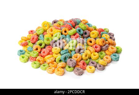 Coloré anneaux de petit déjeuner pile isolée. Boucles de fruits, anneaux de céréales fruités, céréales de maïs colorées sur fond blanc Banque D'Images