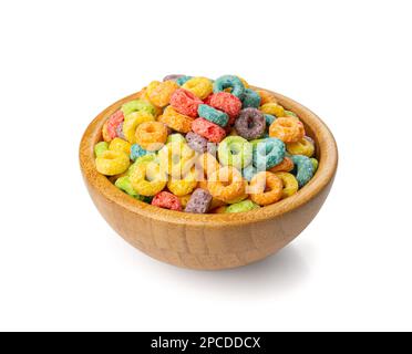 Anneaux colorés pile de petit déjeuner dans le bol isolé. Boucles de fruits, anneaux de céréales fruités, céréales de maïs colorées sur fond blanc, chemin de coupure Banque D'Images