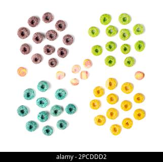 Ensemble de petits pains colorés isolé, boucles de fruits, anneaux de céréales fruitées, Collection de céréales de maïs colorées sur fond blanc vue du dessus Banque D'Images