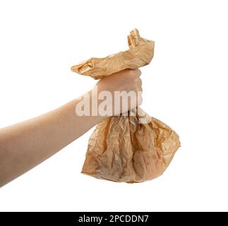 Vieux sac en papier isolé à la main. Conteneur écologique jetable froissé, sac de papier froissé, sac de papier kraft sur fond blanc, chemin de coupure Banque D'Images