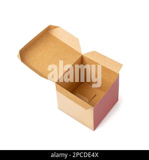 Boîte de papier cubique vide, maquette d'emballage en carton brun, concept de consommation écologique, boîte à cube ouvert isolée sur fond blanc, découpe Banque D'Images