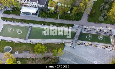 Vue aérienne sur la cascade des fontaines dans le jardin de la ville de Shevchenko, printemps vert. Attraction touristique dans le parc de la ville moderne, loisirs à Kharkiv, Ukra Banque D'Images