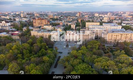 Vue aérienne sur le jardin de la ville de Shevchenko de printemps vert avec le monument de Taras Shevchenko au coucher du soleil. Attraction touristique dans le parc central de la ville, Kharkiv, Ukraine Banque D'Images