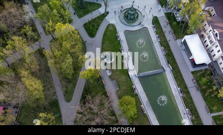 Vue aérienne sur les fontaines dans le jardin de la ville de Shevchenko, printemps vert. Attraction touristique dans le parc de la ville moderne, loisirs à Kharkiv, Ukraine Banque D'Images