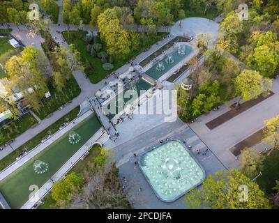 Vue aérienne sur les fontaines dans le jardin de la ville de Shevchenko. Attraction touristique dans le parc de ville rénové, loisirs à Kharkiv, Ukraine Banque D'Images