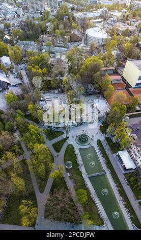 Panorama aérien vertical des fontaines cascade dans le jardin de la ville de Shevchenko printemps vert. Parc urbain moderne, loisirs à Kharkiv, Ukraine Banque D'Images