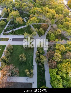 Vue panoramique aérienne sur les voies du parc de la ville, dans le jardin de la ville de Shevchenko, au printemps vert. Loisirs à Kharkiv, Ukraine Banque D'Images