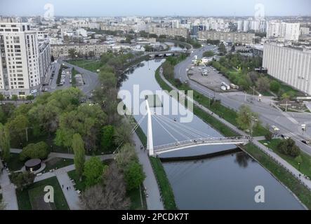 Pont piétonnier traversant la rivière Kharkiv (Mist Zakokhanykh), lieu préféré des couples. Vue aérienne de printemps sur les arbres sur gris Kharkiv, Voyage Ukraine Banque D'Images