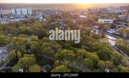 Vue aérienne au coucher du soleil sur le parc de la ville de Shevchenko avec un paysage couvert épique à Kharkiv, en Ukraine Banque D'Images