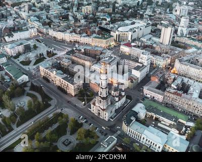 Vue aérienne vers le bas sur la cathédrale de Dormition près de la place de l'indépendance dans les lumières du soir de la ville de Kharkiv centre-ville, Ukraine. Banque D'Images