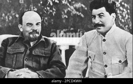 1920 ca : le politicien russe Josif Visarionovic STALINE (de la traduction russe l'acier - 1879 - 1953 ) avec le rivolutionarien Nikolaj LÉNINE ( Vladimir Ilic Uljanov , 1870 - 1924 ) - Portrait - ritratto - dittatore - dictateur - bachigi - moustache - POLITICO - POLITICA - POLITIQUE - SOCIALISTE - SOCIALISMO - SOCIALISME - COMUNISTA - COMUNISMO - COMMUNISTE - COMMUNISME - Foto storiche - Foto storica - Khruchchev - Kruscioff - Krusciov - Chruscev - Khrouchtchev - Khrouchtchev ---- Archivio GBB Banque D'Images
