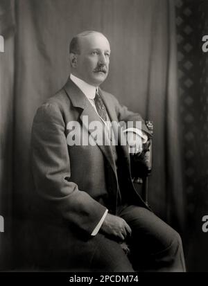 1917 CA , Washington DC, Etats-Unis : le politicien italien Comte VINCENZO MACCHI DI CELLERE ( 1866 - 1919 ). Photo d'Ewing et Harris, Washington. A été ambassadeur aux États-Unis de 1913 à 1919, représentant signataire pour l'Italie dans le Traité de paix de Versailles . Fils de conte Oreste Macchi (1797-1878) et Veronica dei Principi Cenci Bolognetti (1807-1886). Frère du comte Paolo Macchi di Cellere ( 1840 - 1922 ) marié avec Maddalena dei marchesi Theodoli ( mort en 1909 ). - Conte - POLITICO - POLITIQUE - POLITIQUE - POLITICA - portrait - ritrato - PHOTOS D'HISTOIRE - FOTO STORICHE - c Banque D'Images