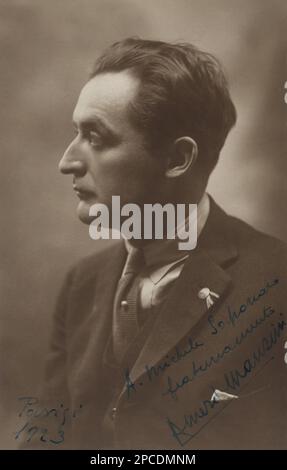 1923 , Paris , France : l'acteur italien de cinéma écran silencieux , réalisateur , scénariste , journaliste et romancier AMERIGO MANZINI , photo dédiée à l'écrivain italienne Michele Saponaro ( 1885 - 1959) . Photo de A. Petin , les Lilas , France . Manzini épousa en 1910 l'actrice italienne Diva ITALIA ALMIRANTE MANZINI ( 1890 - 1941 ), cousine du réalisateur de théâtre Mario Almirante et des acteurs Ernesto Almirante, Giacomo Almirante e Luigi Almirante, également cousine et tante du politicien fasciste italien Giorgio Almirante (1914 - 1988 ). - CINÉMA MUTO - attore - collier - colletto - cravatta - cravate - ri Banque D'Images