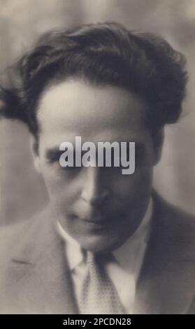 1925 ca : l'acteur de cinéma silencieux , réalisateur et scénariste italien FEBO MARI ( né Alfredo Rodriguez , Messina 1881 - 1939 ). Photo de Vettori , Bologne . Célébré pour le rôle dans le film silencieux il FUOCO ( 1915 ) par Giovanni Pastrone , d'un roman de Gabriele d'Annunzio , et TIGRE REALE ( 1916 ) de Giovanni Verga par Pastrone . En 1916, mari dirige la célèbre actrice Eleonora Duse au CENERE , d'un roman de Grazia Deledda . - REGISTA CINEMATOGRAFICO - sceneggiatore - ritratto - portrait - Dannunzio - d'Annunzio - CINÉMA MUTO - collier - colletto - cravate - cravat Banque D'Images