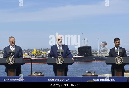 San Diego, États-Unis. 13th mars 2023. Le Président Joe Biden (C), le Premier ministre britannique Rishi Sunak (L) et le Premier ministre australien Anthony Albanese discutent lundi d'une initiative visant à créer une nouvelle flotte de sous-marins nucléaires lors d'un événement à la base navale de point Loma, à San Diego, en Californie 13 mars. 2023. Le partenariat Australie-Royaume-Uni-États-Unis (AUKUS) est un pacte trilatéral de sécurité créé en 2021. Photo de Jim Ruymen/UPI crédit: UPI/Alay Live News Banque D'Images