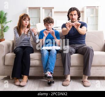 Le concept de fumeurs mineurs avec jeune garçon et la famille Banque D'Images