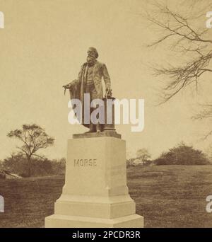 1890 CA, Etats-Unis : Statue de Morse, Central Park New York City, New York . Stéréographe de C. W. (Charles Warren) Woodward ( 1836- 1894 ) . L'inventeur américain du télégraphe SAMUEL Finley Breese MORSE ( 1791 - 1872 ). Était un peintre américain de portraits et de scènes historiques, le créateur d'un système télégraphique à fil unique. - Foto storiche - foto storica - scienziato - scientifique - portrait - ritratto - SCIENZIATO - SCIENTIFIQUE - TELEGRAFO - TELEGRAPH - monumento - parco pubblico - statua - statue ---- Archivio GBB Banque D'Images