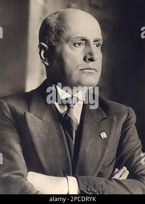 1937 , Roma , ITALIE: Le fasciste italien Duce BENITO MUSSOLINI - ritratto - portrait - POLITICA - POLICO - ITALIA - POLITIC - portrait - ITALIE - FASCISMO - FASCISME - FASCISTA - cravate - cravatta - collier - colletto - ITALIA ---- Archivio GBB Banque D'Images