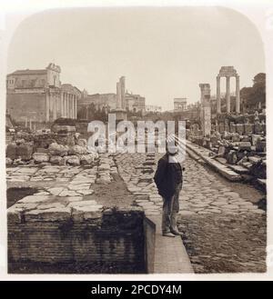 1900 environ , ROMA , ITALIE : le FORO ROMANO sur VIA SACRA , photo de Paris-Stereo , France . En arrière-plan l'ARCO DI TITO et le Colosseo, à gauche le TEMPIO DI GIULIO CESARE , le TEMPIO DI ANTONINO E FAUSTINA ( 141 après.C.) avec l'église de SAN LORENZO À MIRANDA , Le Tempio di ROMOLO avec le couple du IV siècle après C. de l'église de SANTI COSMA E DAMIANO . A droite sur la photo la BASILIQUE JULIA , le TEMPIO DI CASTORE E POLLUCE , la CASA DELLE VESTALI - ITALIA - FOTO STORICHE - HISTOIRE - GEOGRAFIA - GÉOGRAPHIE - ARCHITETURA - ARCHITECTURE - ROME - ARCHEOLOGIA - Banque D'Images