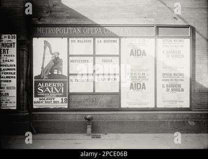 1914 CA , décembre , New York , Etats-Unis : le virtuose du harpiste italien ALBERTO SALVI ( 1893 - 1983 ), décrit comme ' le plus grand harpiste du monde ', affiche des concerts de la publicité à LA METROPOLITAN OPERA COMPANY par le directeur italien GIULIO GATTI CASAZZA . En même temps, vous trouverez les annonces de spectacle de l'opéra italien baritono AURELIANO PERTILE , FRANCESCA PERALTA, GIUSEPPE DE LUCA , Alice Gentle , Queena Mario , GIOVANNI MARTINELLI , BENIAMINO GIGLI et GERALDINE FARRAR dans CARMEN par Bizet , il TROVATORE par Giuseppe Verdi , IL BARBIERE DI SIVIGLIA par Rossini , AIDA par Giuseppe Verdi , LA BOHÈME par Giacomo Banque D'Images