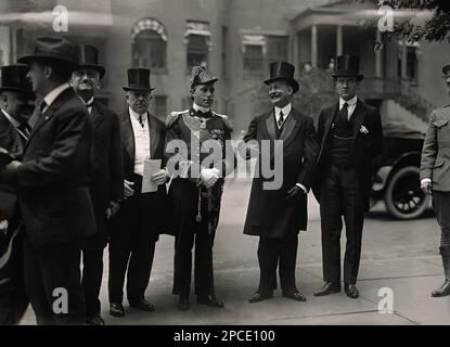 1917 , Mai , Washington DC , Etats-Unis : Commission italienne aux Etats-Unis . Au centre de cette photo H.R.H. Prince FERDINANDO di SAVOIA GENOVA principe di UDINE , l'Ambassadeur d'italie aux Etats-Unis Comte Vincenzo MACCHI DI CELLERE ( 2nd de gauche) et BORSARELLI ( 2nd de rigth ) . Photo de Harris & Ewing, Washington. Le prince Ferdinando Savoia-Genova di Udine et 3nd Duca di Genova de 1931 ( 1884 - 1963 ) était le fils de Tommaso di Savoia 2nd Duca di Genova ( 1854 - 1931 ) et Isabella di Baviera ( 1863 - 1924 ), Marié avec Maria Luigia Alliaga Gandolfi dei Conti di Ricaldone ( 1899 - 1986 ), sans cela Banque D'Images