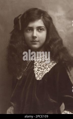 1912 CA, ROMA , ITALIE : la princesse italienne IOLANDA ( 1901 - 1986 ), fille du roi d'Italie VITTORIO EMANUELE III di SAVOIA et de la reine ELENA ( du Monténégro ). Photo de Bettini , Roma. Plus tard marié avec en avril 1923 avec Giorgio Calvi Comte de Bergolo ( 1887 - 1977). Ils ont eu cinq enfants. - Jolanda -Yolanda - ITALIA - CASA SAVOIA - REALI - Nobiltà ITALIANA - SAVOY - NOBLESSE - ROYALTIES - HISTOIRE - FOTO STORICHE - royalties - nobili - Nobiltà - principessa reale - portrait - ritratto - personnalités de la personnalité quand était jeune - personalità da giovane giovani da bambini bam Banque D'Images