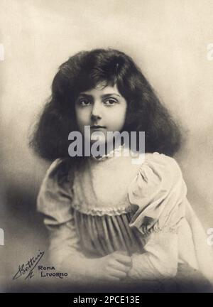 1911 CA, ROMA , ITALIE : la princesse italienne IOLANDA ( 1901 - 1986 ), fille du roi d'Italie VITTORIO EMANUELE III di SAVOIA et de la reine ELENA ( du Monténégro ). Plus tard marié avec photo par Bettini , Roma e Livourne. Sur 9 avril 1923 dans le Palais Quirinal à Rome elle a épousé Giorgio Calvi, comte de Bergolo (15 mars 1887 - 25 février 1977). Ils ont eu cinq enfants. - Jolanda -Yolanda - ITALIA - CASA SAVOIA - REALI - Nobiltà ITALIANA - SAVOY - NOBLESSE - ROYALTIES - HISTOIRE - FOTO STORICHE - royalties - nobili - Nobiltà - principessa reale - portrait - ritratto - personnalité persona Banque D'Images