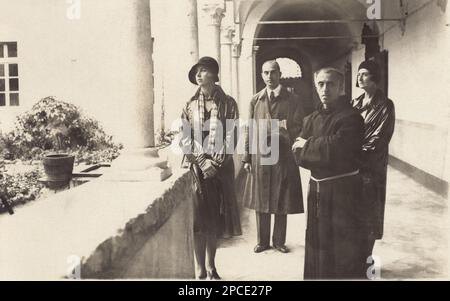 1931 environ , SERRALUNGA DI CREA , ALESSANDRIA , ITALIE : le futur Reine MARIA José di SAVOIA ( princesse de Belgique Brabant , 1906 - 2001 ) , Femme du dernier roi italien Umberto I lors d'une visite à Santuario del Sacromonte di Crea - CASA SAVOIA - ITALIA - REALI - BRABANTE - BELGIO - BELGIUM - Nobiltà ITALIANA - SAVOY - NOBLESSE - ROYALTIES - HISTOIRE - FOTO STORICHE - frate - cappello - Hat - chiostro - convento - église - imperméable - imperméable - imperméable - imperméable - imperméable --- Archivio GBB Banque D'Images