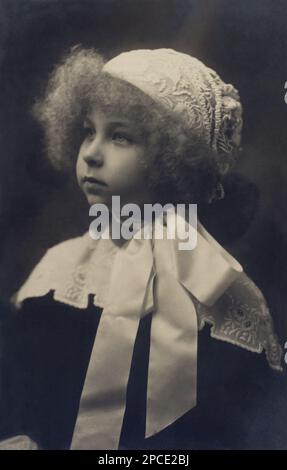 1910 environ : Le futur Reine MARIA José di SAVOIA ( princesse de Belgique Brabant , 1906 - 2001 ) quand était une petite fille , épouse du dernier roi italien Umberto I . Photo de Alexandre , Bruxelles - CASA SAVOIA - ITALIA - REALI - BRABANTE - BELGIO - Nobiltà ITALIANA - SAVOY - NOBLESSE - ROYALTIES - HISTOIRE - FOTO STORICHE - BRABANTE - pizzo - dentelle - bambino - bambini - enfant - enfants - fiocco - Bow - cappello - chapeau - Colletto - collet --- Archivio GBB Banque D'Images