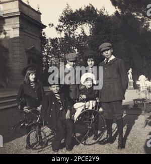 1909 CA, ITALIE : l'italien UMBERTO di SAVOIA prince de Piémont ( 1904 - 1983 ) , plus tard Roi d'Italie UMBERTO II , fils du Roi d'Italie VITTORIO EMANUELE III et de la Reine ELENA ( du Monténégro ). Photo de Lucchesi , Roma . Dans cette photo avec les sœurs IOLANDA ( 1901 - 1986 ), GIOVANNA ( 1907 - 2000 ), MAFALDA ( 1902 - 1944 ) et les cousins AMEDEO Duca delle Puglie et Aoste ( 1898 - 1942 ) et AIMONE Duca d'Aoste et le Roi Tomislav II de Croatie ( 1900 - 1948 ) fils du prince Emanuele Filiberto Duc d'Aoste - ITALIA - CASA SAVOIA - REALI - Nobiltà ITALIANA - SAVOY - NOBLESSE - ROYALTIES - HISTO Banque D'Images