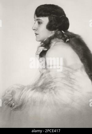 La célèbre soprano LOTTE SCHONE, chanteuse d'opéra franco-autrichienne ( 1891 - 1977 ). Célébré dans les rôles de Gaetano Donizetti , Sidney Jones , Jules Massenet , Giacomo Meyerbeer, Carl Millocker et Wolfgang Amadeus Mozart . - CANTANTE LIRICA - OPERA - Schöne - MUSICA CLASSICA - classique - portrait - ritratto - OPERA LIRICA - profilo - profil cantante lirica - classica - classique - DIVA - DIVINA - ring - anello - orecchino - orecchini - boucles d'oreilles - collier de perles - perla - perle - Fourrure - pelliccia - chignon - velo - voile ---- Archivio GBB Banque D'Images